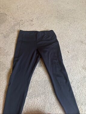 Black High-Waist Athletic Leggings with Side Pockets
